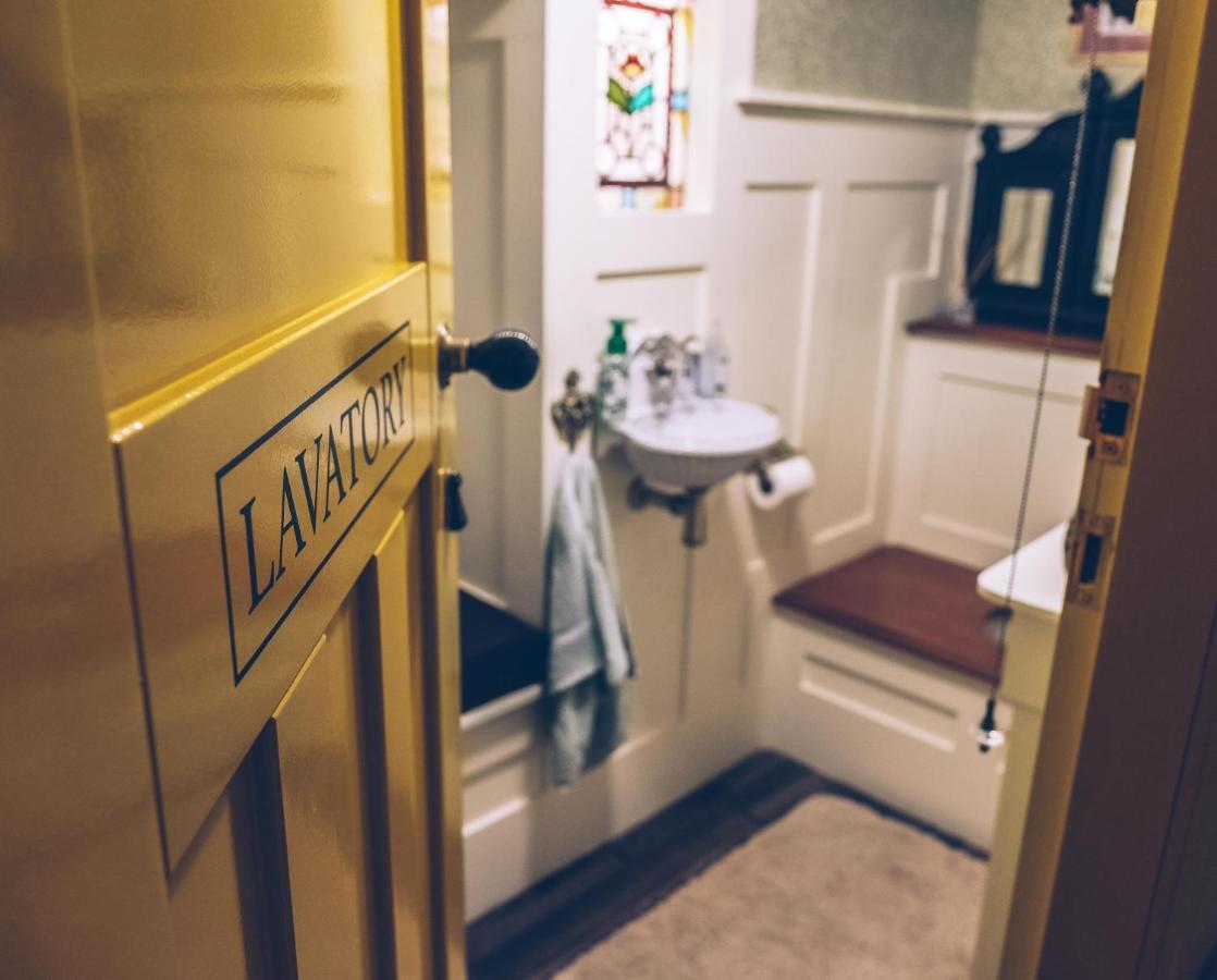 Sheddington Manor - 2 Bedroom Guest House & Cinema ベルファスト エクステリア 写真