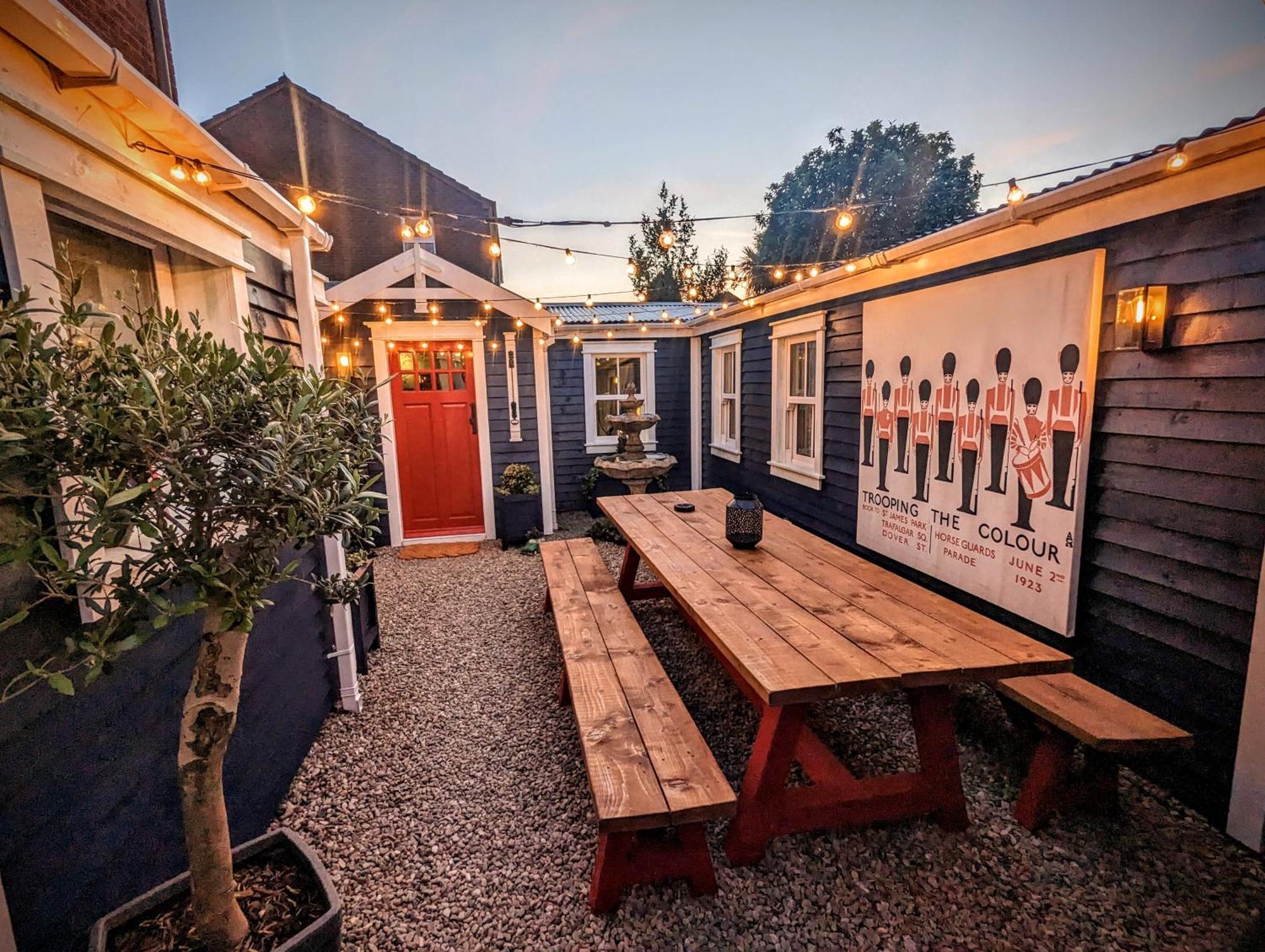 Sheddington Manor - 2 Bedroom Guest House & Cinema ベルファスト エクステリア 写真