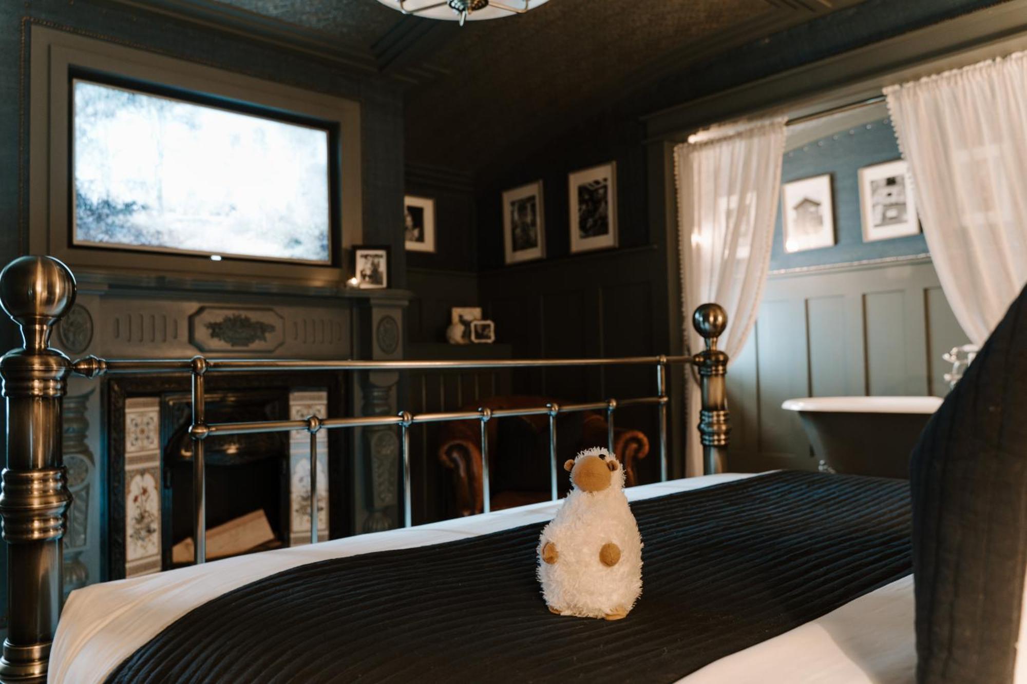 Sheddington Manor - 2 Bedroom Guest House & Cinema ベルファスト エクステリア 写真